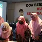 Bu Nyai Se-Surabaya berikrar mendukung dan mendoakan Kepala Bappeko Surabaya, Eri Cahyadi menjadi Wali Kota Surabaya. (Foto: Liputan6.com/Dian Kurniawan)