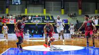 Pemain Bali United Basketball, Reo Sakai mencoba untuk menguasai bola dari kawalan pemain Hangtuah Jakarta dalam pertandingan kedua IBL 2025 di GOR Merpati Denpasar, Rabu (15/1/2024). (Bola.com/Alit Binawan)