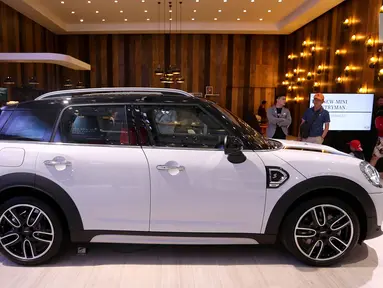 New MINI Cooper S Countryman Sports rakitan lokal dipamerkan Gaikindo Indonesia International Auto Show (GIIAS) 2018, ICE BSD Tangsel, Jumat (3/8). Mobil ini dilengkapi dengan mesin 2,0 liter MINI TwinPower Turbo 4-silinder. (Liputan6.com/Fery Pradolo)