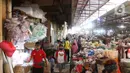 Suasana Pasar Kebayoran, Jakarta, Senin  (21/12/2020). Meski harga di petani cenderung turun akibat pandemi, tetapi hal ini diperkirakan bakal mengurangi pasokan dan memicu kenaikan. (Liputan6.com/Angga Yuniar)