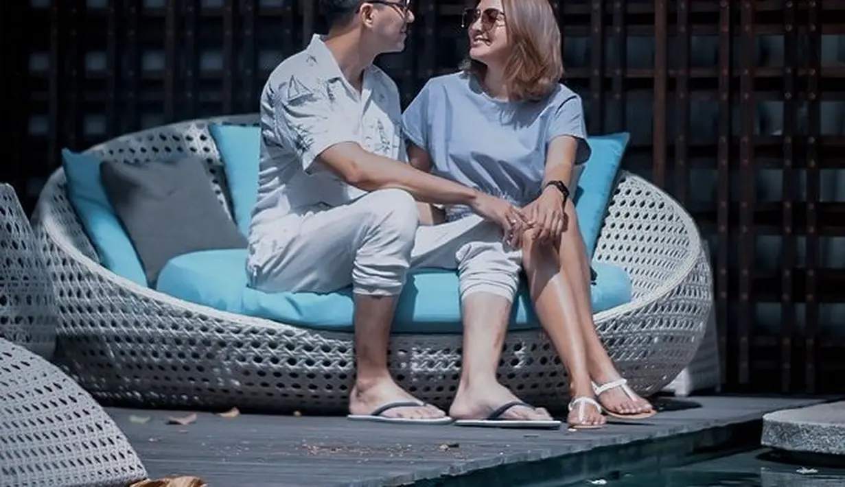 Foto ini tampaknya tidak diperuntukkan bagi para jomlo. Duduk di kursi bundar yang terbuat dari anyaman dan dilapisi kasur biru nan empuk, Donna dan Darius berpegangan tangan. “Hawa liburan, selamat bermalam minggu, teman-teman,” tulis Darius Sinathrya dalam bahasa Inggris, 9 Juli 2022. Yang jomlo atau lagi putus cinta harap sabar. (Foto: Dok. Instagram @darius_sinathrya)