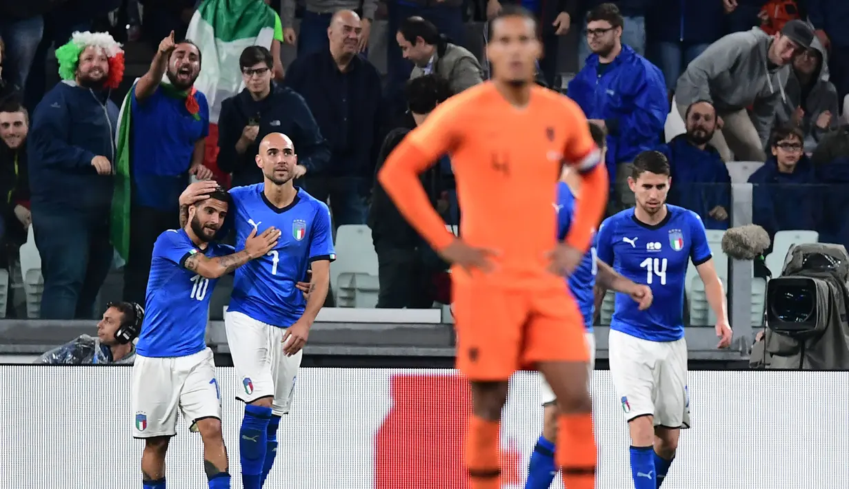 Para pemain Italia merayakan gol Simone Zaza (2kiri) saat melawan Belanda pada laga uji coba di Allianz Stadium, Turin, (4/6/2018). Italia dan Belanda bermain imbang 1-1. (AFP/Miguel Medina)