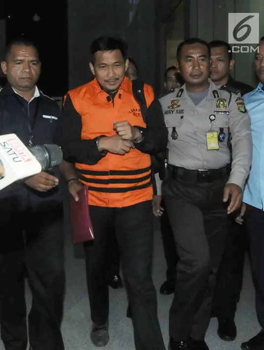 Anggota DPR dari Fraksi Golkar Bowo Sidik Pangarso (BSP) dikawal petugas usai menjalani pemeriksaan di Gedung KPK, Jakarta, Kamis (28/3). KPK menetapkan BSP dan dua tersangka terkait dugaan suap pelaksanaan kerja sama pengangkutan di bidang pelayaran angkut barang pupuk. (merdeka.com/Dwi  Narwoko)