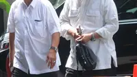 Mantan Wakil Gubernur Jawa Barat, Deddy Mizwar (kiri) memenuhi panggilan penyidik KPK untuk pemeriksaan di Jakarta, Rabu (12/12). Deddy diperiksa dalam penyidikan kasus dugaan suap pengurusan izin proyek pembangunan Meikarta. (Merdeka.com/Dwi Narwoko)