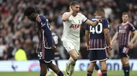 Micky van de Ven dari Tottenham melakukan selebrasi setelah mencetak gol kedua timnya pada pertandingan sepak bola Liga Premier Inggris antara Tottenham Hotspur dan stadion Nottingham Forrest di White Hart Lane di London, Minggu, 7 April 2024. (AP Photo/Ian Walton)