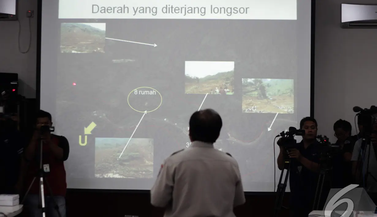 Sebuah slide ditampilkan mengenai daerah yang diterjang longsor saat konferensi pers di Jakarta, Senin (15/12/2014). (Liputan6.com/Faizal Fanani)