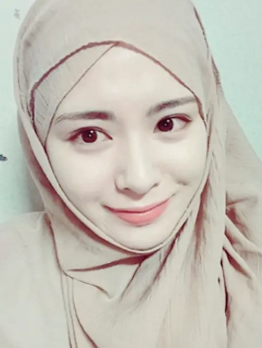 Ayana Moon menghebohkan netizen Indonesia. Bukan karena dia anggota girlband K-pop, tetapi karena sosoknya yang santun berhijab. Ayana menyebutkan dirinya menyukai band asal Korea TVXQ . (Instagram/xolovelyayana)