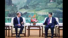 Pangeran William (kiri) saat berbincang dengan Presiden China Xi Jinping, Beijing, China, (2/3/2015). Kedatangan Pangeran William untuk membina hubungan diplomatik antar kedua negara.  (Reuters/Feng Li)