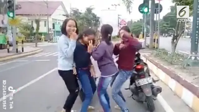 Empat orang remaja wanita ditangkap polisi karena melakukan joget tik tok di tengah jalan.