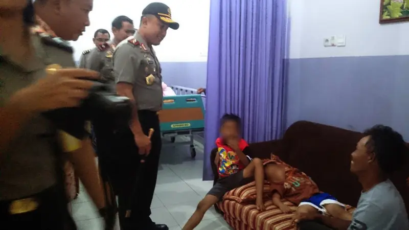 Kapolda Sumsel menjenguk korban razia berdarah di RS Bhayangkara Palembang (Liputan6.com/Nefri Inge)