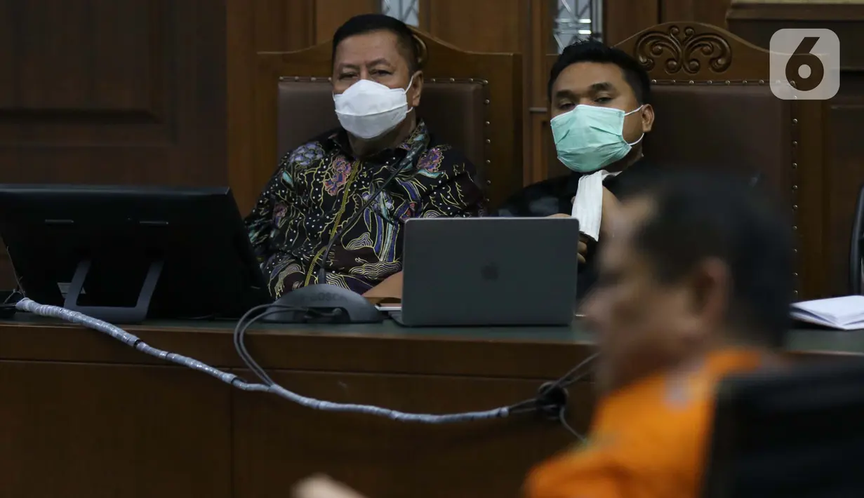 Tommy Sumardi (kiri), terdakwa perantara suap penghapusan nama Djoko Tjandra dari red notice saat menjalani sidang lanjutan di Pengadilan Tipikor, Jakarta, Selasa (24/11/2020). Sidang mendengar keterangan saksi, salah satunya Irjen (Pol) Napoleon Bonaparte. (Liputan6.com/Helmi Fithriansyah)