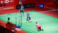 Pasangan ganda putra Indonesia, Fajar Alfian/Muhammad Rian Ardianto saat melawan sesama wakil Indonesia, Pramudya Kusumawardana/Yeremia Rambitan pada babak 32 besar Indonesia Masters 2023 di Istora Senayan, Jakarta, Selasa (24/1/2023). Fajar/Alfian menang dengan rubber game 18-21, 21-14 dan 21-10. (Bola.com/M Iqbal Ichsan)