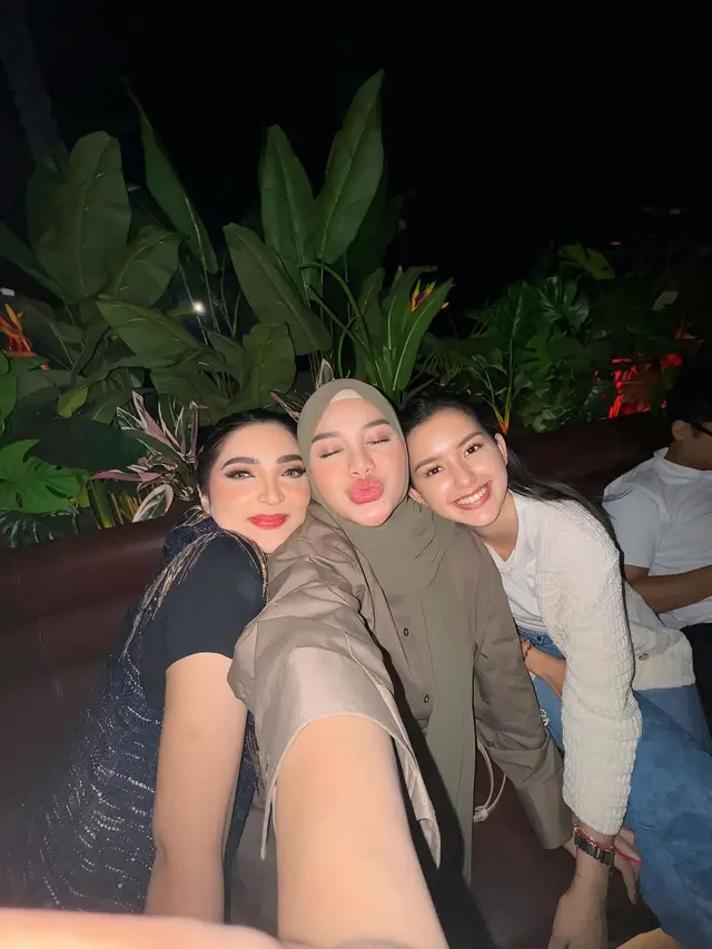 Gaya Kasual Romantis Sarah Menzel dan Azriel Hermansyah Sebelum Resmi LDR, Kompak Pakai Outfit Senada