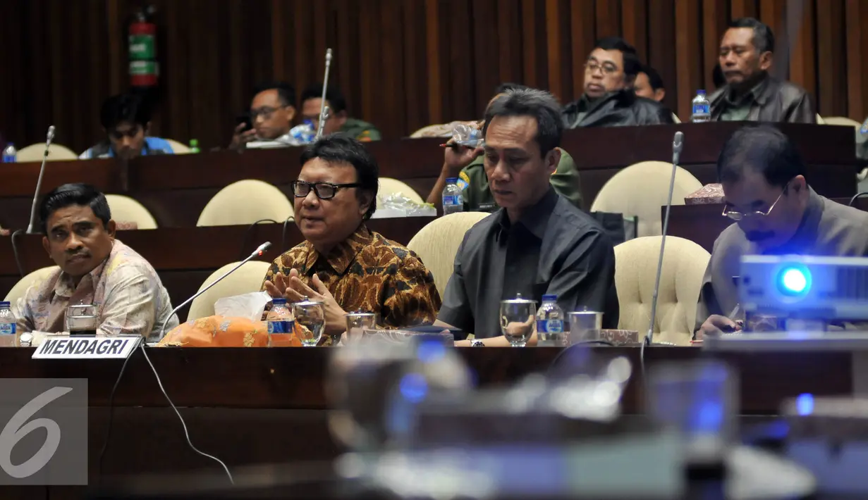 Menteri Dalam Negri Tjahjo Kumolo saat mengikuti Rapat Dengar Pendapat (RDP) dengan Komisi II DPR RI, di Kompleks Parlemen, Jakarta, Senin (18/1). Rapat membahas Evaluasi Pilkada Serentak, Perubahan UU Politik. (Liputan6.com/Johan Tallo)