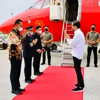 Iriana Jokowi kenakan sneaker Gucci seharga Rp10jutaan saat temani Jokowi dinas ke Ende (instagram/jokowi)