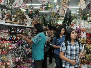 Pengunjung tengah melihat pernak pernik natal yang dijual di Jakarta, Kamis (15/12). Jelang perayaan Natal 2016 para pedagang pernak pernik natal mengalami peningkatan 100 persen dari hari biasa.(Liputan6.com/Yoppy Renato)