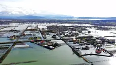 Air hujan membanjiri Desa Obot, sekitar 100 kilometer (60 mil) barat laut Tirana, Albania, Senin (11/1/2021). Hujan deras dan salju selama beberapa hari terakhir telah membanjiri banyak kawasan di Albania. (AP Photo/Hektor Pustina)