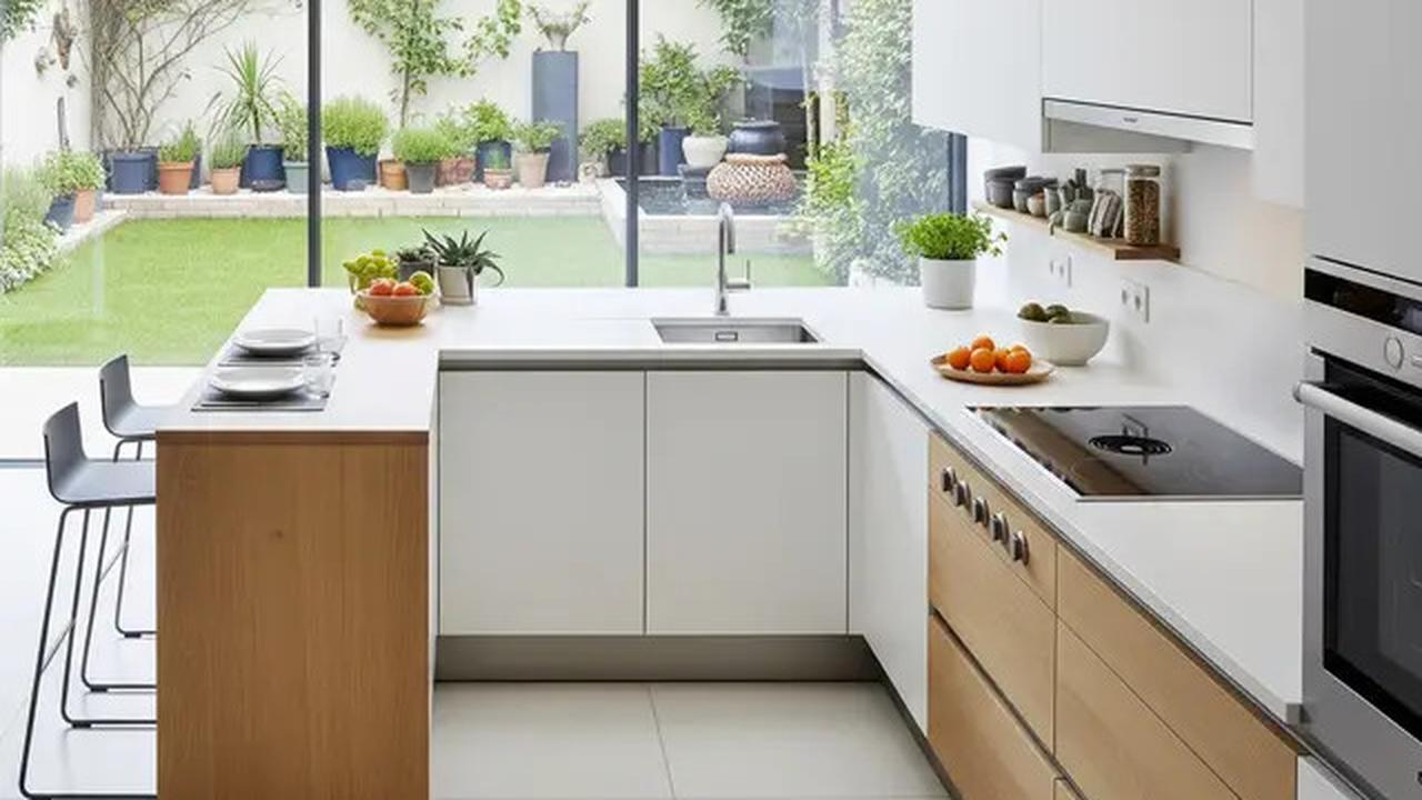 7 Model Dapur Kecil dengan Tanaman Hijau di Belakang dan Sekat Minimalis