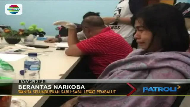 Petugas menangkap wanita asal Indonesia yang menyembunyikan puluhan gram sabu dalam pembalut.