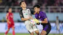 <p>Kiper Persis Solo, Muhammad Riyandi berhasil menangkap bola dari ancaman pemain Persija Jakarta, Witan Sulaeman pada laga perebutan peringkat ketiga Piala Presiden 2024 di Stadion Manahan, Solo, Sabtu (3/8/2024). (Bola.com/Bagaskara Lazuardi)</p>