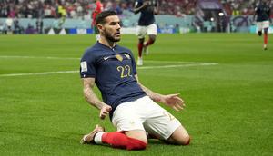 Pemain Prancis,&nbsp;Theo Hernandez melakukan selebrasi setelah mencetak gol ke gawang Maroko saat laga semifinal Piala Dunia 2022 yang berlangsung di Al Bayt Stadium, Qatar, Rabu (14/12/2022) waktu setempat. (AP Photo/Christophe Ena)