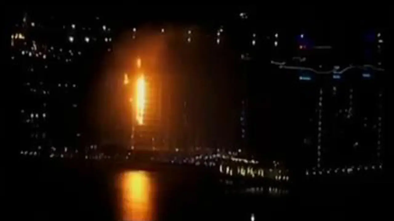 Apartemen di Pulau Buatan di Dubai Terbakar