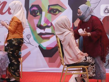 Karyawan perempuan PPK Kemayoran mengikuti lomba merias wajah aat peringatan Hari Kartini di Jakarta, Kamis (21/04/2022). Peringatan hari Kartini tersebut mengangkat tema, Kartini milenial yang tangguh, mandiri dan kreatif. (Liputan6.com/Fery Pradolo)