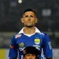 Pemain depan Persib, Juan Carlos Rodriguez Belencoso berdiri jelang laga melawan Mitra Kukar di Turnamen Piala Bhayangkara di Stadion Si Jalak Harupat, Bandung, Kamis (17/3/2016). Laga berakhir imbang 1-1. (Liputan6.com/Helmi Fithriansyah)