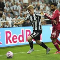 Pemain Newcastle, Lewis Hall, beraksi di depan pemain Liverpool, Mohamed Salah, dalam pertandingan Liga Inggris di Newcastle, Inggris, Selasa (26&nbsp;Agustus 2025). (AP Photo/Jon Super)