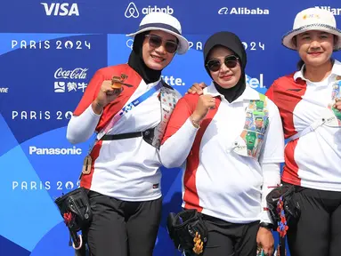 Tim panahan beregu putri Indonesia tersingkir di perempatfinal Olimpiade Paris 2024 setelah takluk 1-5 dari tim unggulan kedua, China di Invalides Arena, Paris, Minggu (28/7/2024). Diananda Choirunisa mampu memberikan perlawanan di gim pertama dengan bermain sama kuat 1-1 meskipun sejatinya berpeluang unggul 2-0. Pada gim kedua dan ketiga tim Indonesia gagal membendung China yang lebih merata dari segi kemampuan individu para pemainnya. (Dok. NOC Indonesia/Naif Muhammad Al'as)