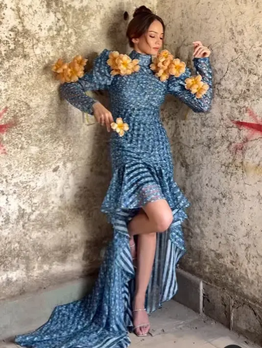 Gaun mini lengan panjang ini punya aksen balon dan train yang elegan [@dikhadheansa]