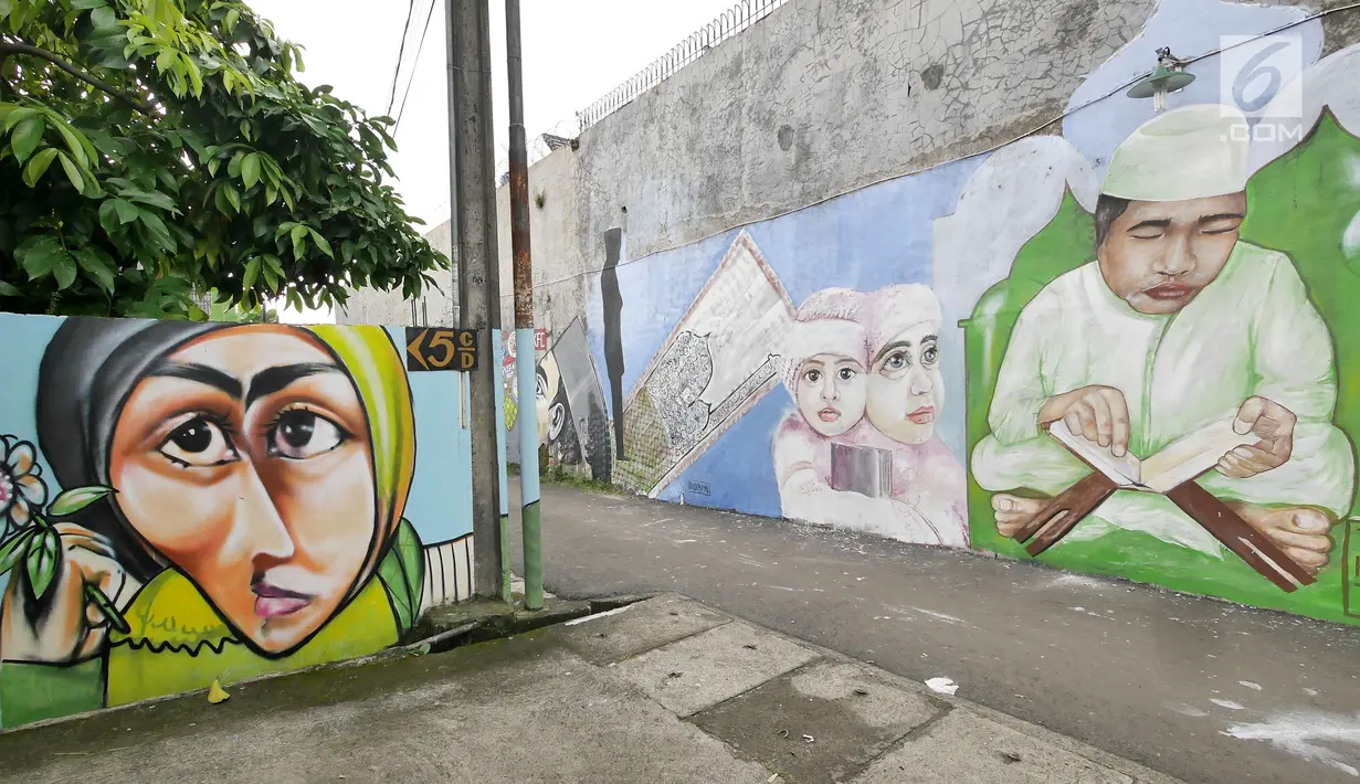 Pemandangan mural bertema Islami di Gang Abdul Jabar, Jagakarsa, Jakarta, Senin (28/5). Sejumlah mural bertema Islami  menghiasai Gang Abdul Jabar dalam menyambut Ramadan. (Liputan6.com/Herman Zakharia)