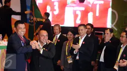 Plt Ketua PSSI, Hinca Panjaitan (kiri) menyalami Edy Rahmayadi usai terpilih menjadi Ketua Umum PSSI 2016-2020 pada kongres biasa di Jakarta, Kamis (10/11). Edy Rahmayadi meraih suara 76 dari 107 pemilik hak suara. (Liputan6.com/Helmi Fithriansyah)