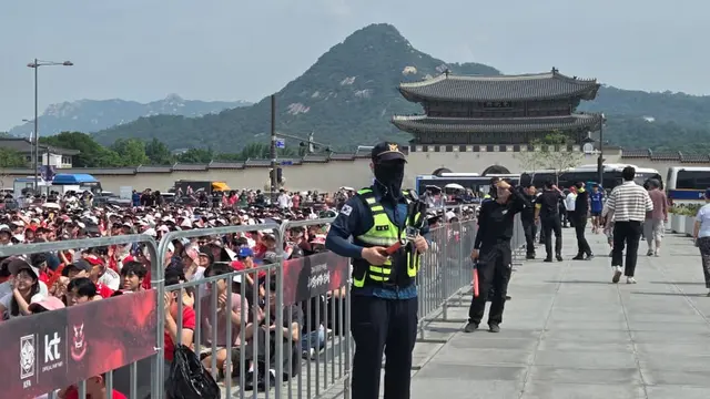 Suasana nobar Korea Selatan vs Meksiko di Gwanghwamun Plaza.  (Ratnaning Asih/ Liputan6.com)