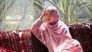 Duduk di sofa, Ririn Ekawati tampil menawan dengan kaftan pink berpayet yang dipadu dengan hijab [@ririnekawati]