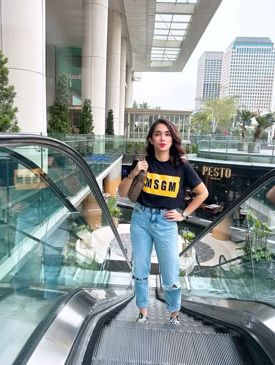 Dalam keterangan fotonya, Ussy akhirnya memberanikan untuk memotong rambutnya pendek lagi. Ini bukan keputusan yang mudah baginya.  [Instagram/ussypratama]