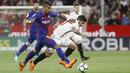 <p>Pemain Barcelona, Paulinho Bezerra (kiri) mencoba melewati adangan pemain Sevilla, Banega pada laga La Liga Santander di Sanchez Pizjuan stadium, (31/3/2018). Barcelona bermain imbang 2-2 dengan Sevilla. (AP/Miguel Morenatti)</p>