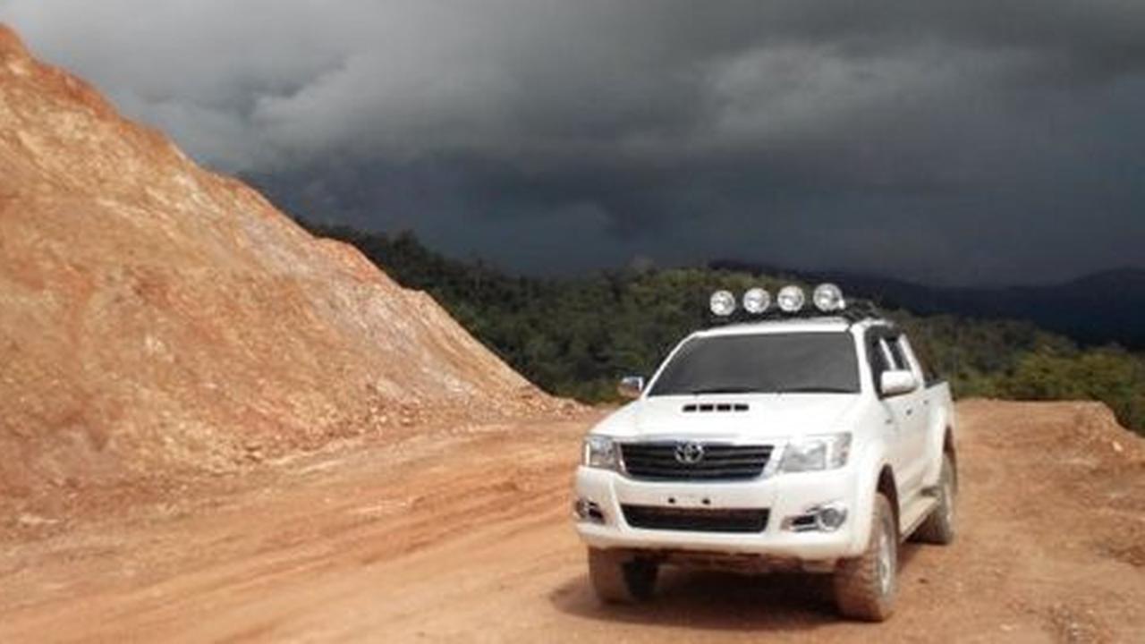 Medan berat, mobil-mobil mewah di Tambrauw jadi taksi