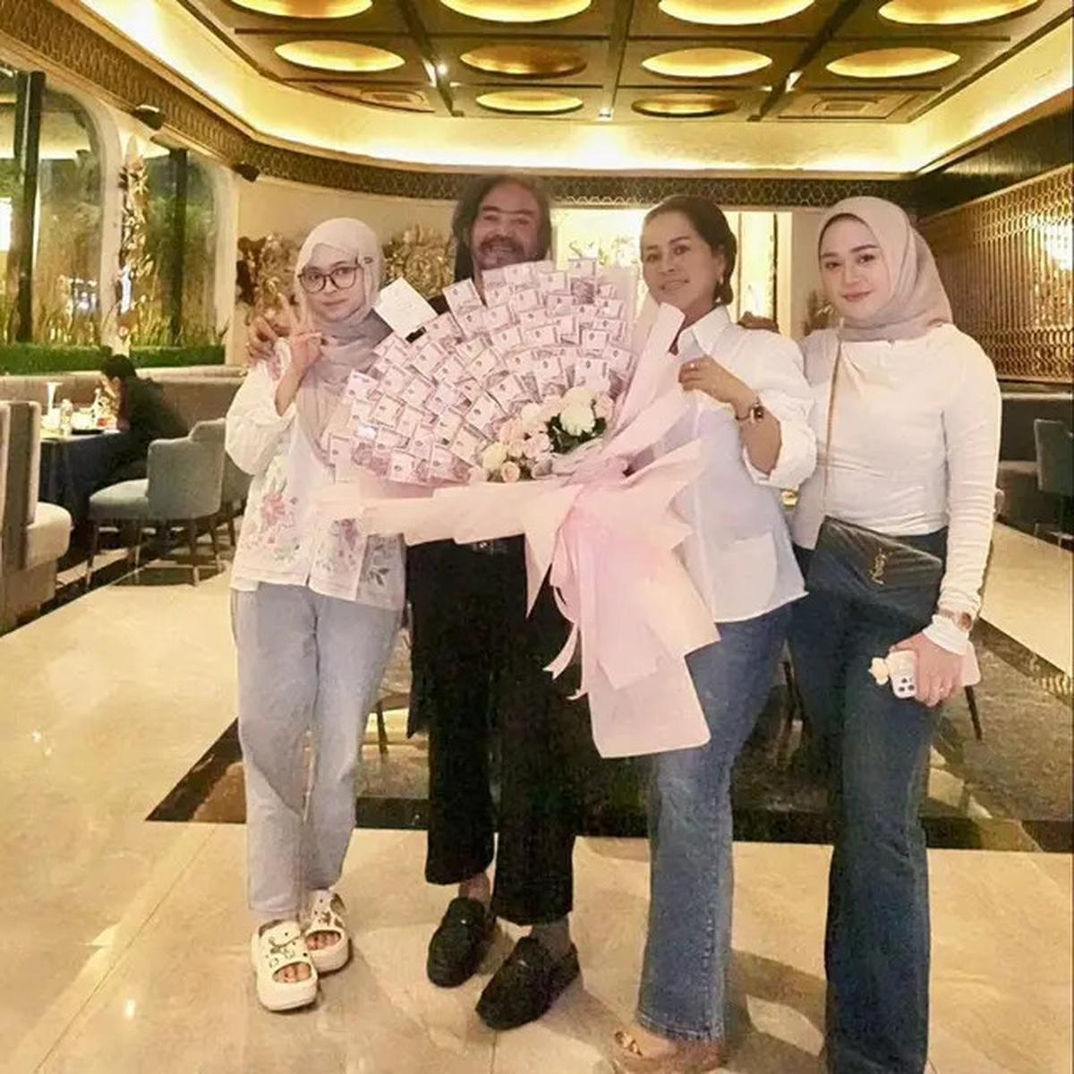 7 Potret Limbad Rayakan Ultah Istri, Kekompakan Dua Putrinya Curi Perhatian