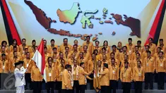Ketua Dewan Pembina Partai Hanura, Wiranto memberikan Panji Hanura kepada Ketua Umum Partai Hanura, Oesman Sapta saat acara Pelantikan Dewan Pimpinan Pusat Partai Hanura di, Bogor, Rabu (22/02). (Liputan6.com/Johan Tallo)