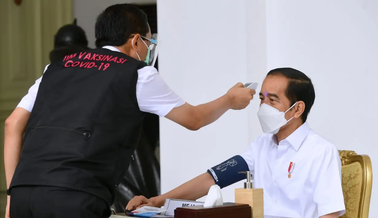 Presiden Joko Widodo atau Jokowi menjalani penapisan kesehatan saat mengikuti vaksinasi COVID-19 di Istana Merdeka, Jakarta, Rabu (13/1/2021). Hasil penapisan menunjukkan suhu tubuh Jokowi adalah 36,3 derajat celcius dan tekanan darah 130/67 mmHg. (Biro Pers Sekretariat Presiden/Muchlis Jr)
