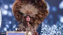 Miss Republik Ceko Karolina Kokesova tampil pada presentasi kostum nasional kontes kecantikan Miss Universe ke-70 di Eilat, Israel, 10 Desember 2021. Para kontestan dari berbagai negara dengan apik mengeksekusi kostum nasionalnya dan berlomba-lomba menjadi yang terbaik. (Menahem KAHANA/AFP)