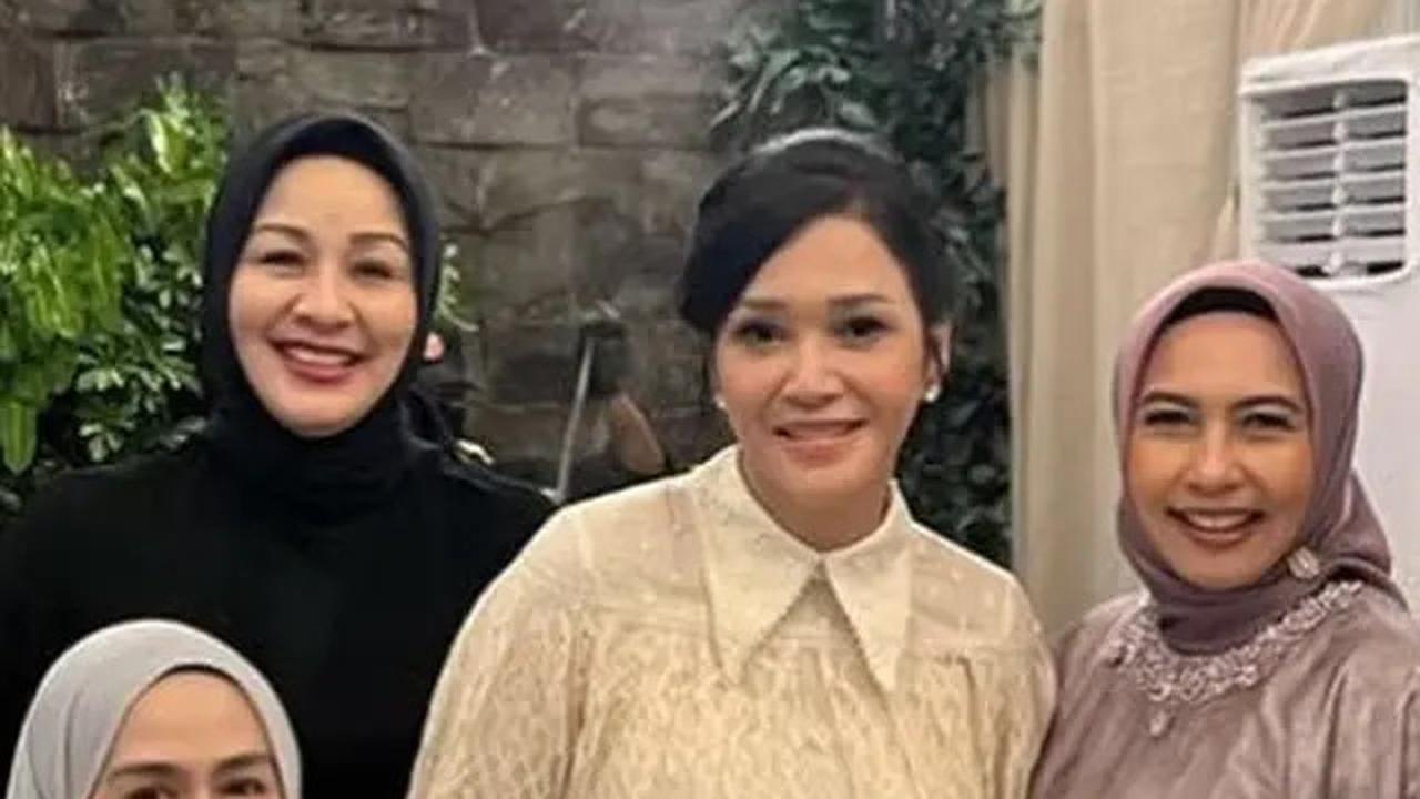 Tampilan Maia Estianty Dibalut Dress Putih Stunning Saat Halal Bihalal, Tak Kalah Stunning dengan Kedua Calon Menantu Good Looking