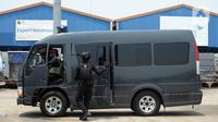 Mobil yang membawa terduga teroris terparkir saat anggota Densus 88 Antiteror berjaga di Bandara Soekarno-Hatta, Tangerang, Banten, Kamis (18/3/2021). Polri memindahkan 22 terduga teroris jaringan kelompok Jamaah Islamiyah (JI) dari Jawa Timur ke Jakarta. (merdeka.com/Imam Buhori)