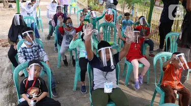 Anak-anak melakukan kegiatan belajar di luar sekolah di Kampung Belajar New Normal di Pinang Indah, Tangerang, Jumat (19/6/2020). Kampung Belajar New Normal ini didirikan untuk anak - anak kawasan tersebut yang ingin kembali bersekolah. (Liputan6.com/Angga Yuniar)