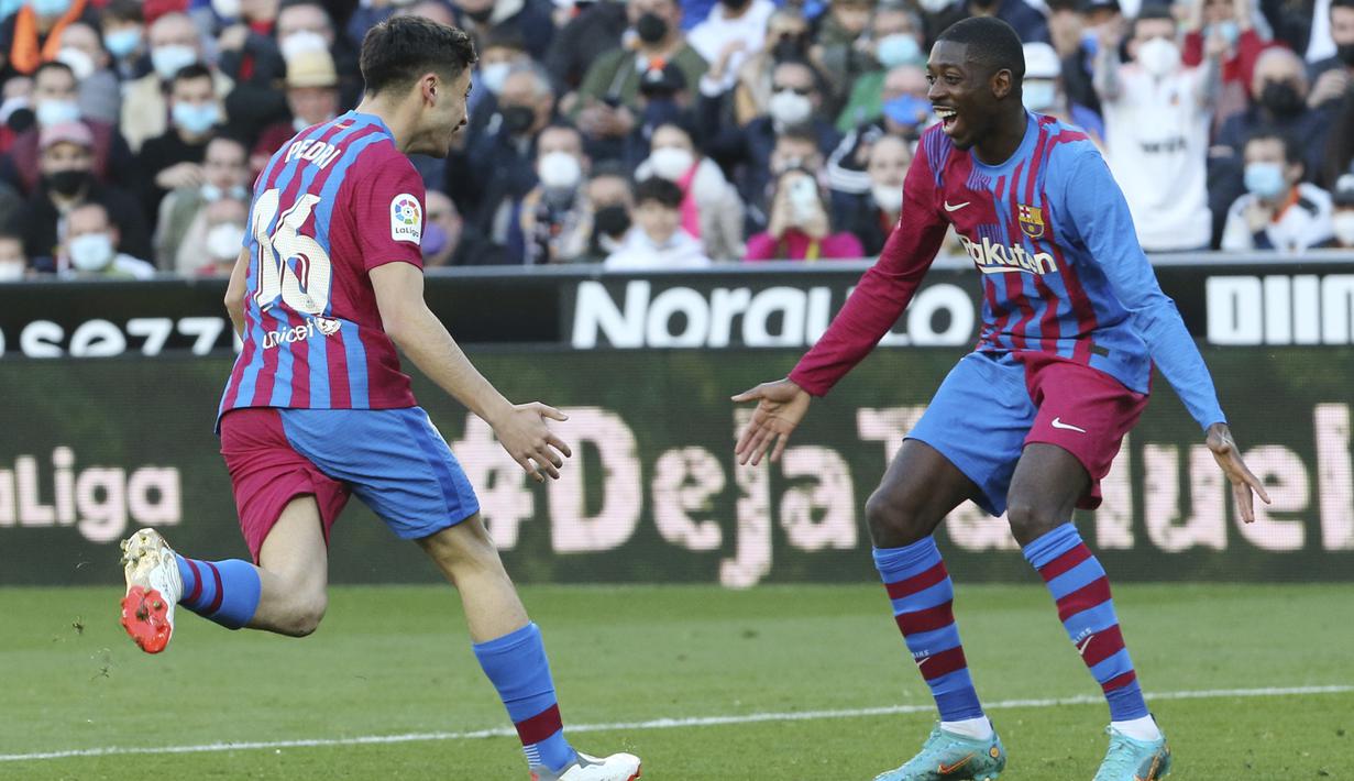 Pada menit ke-63 Barcelona kembali menjauh dengan mencetak gol keempat. Gol yang awalnya menjadi milik Pedri, pada akhirnya sah menjadi milik Pieree-Emerick Aubameyang, sehingga mantan striker Aresnal tersebut mampu mencetak hattrick ke gawang Valencia. (AP/Alberto Saiz)