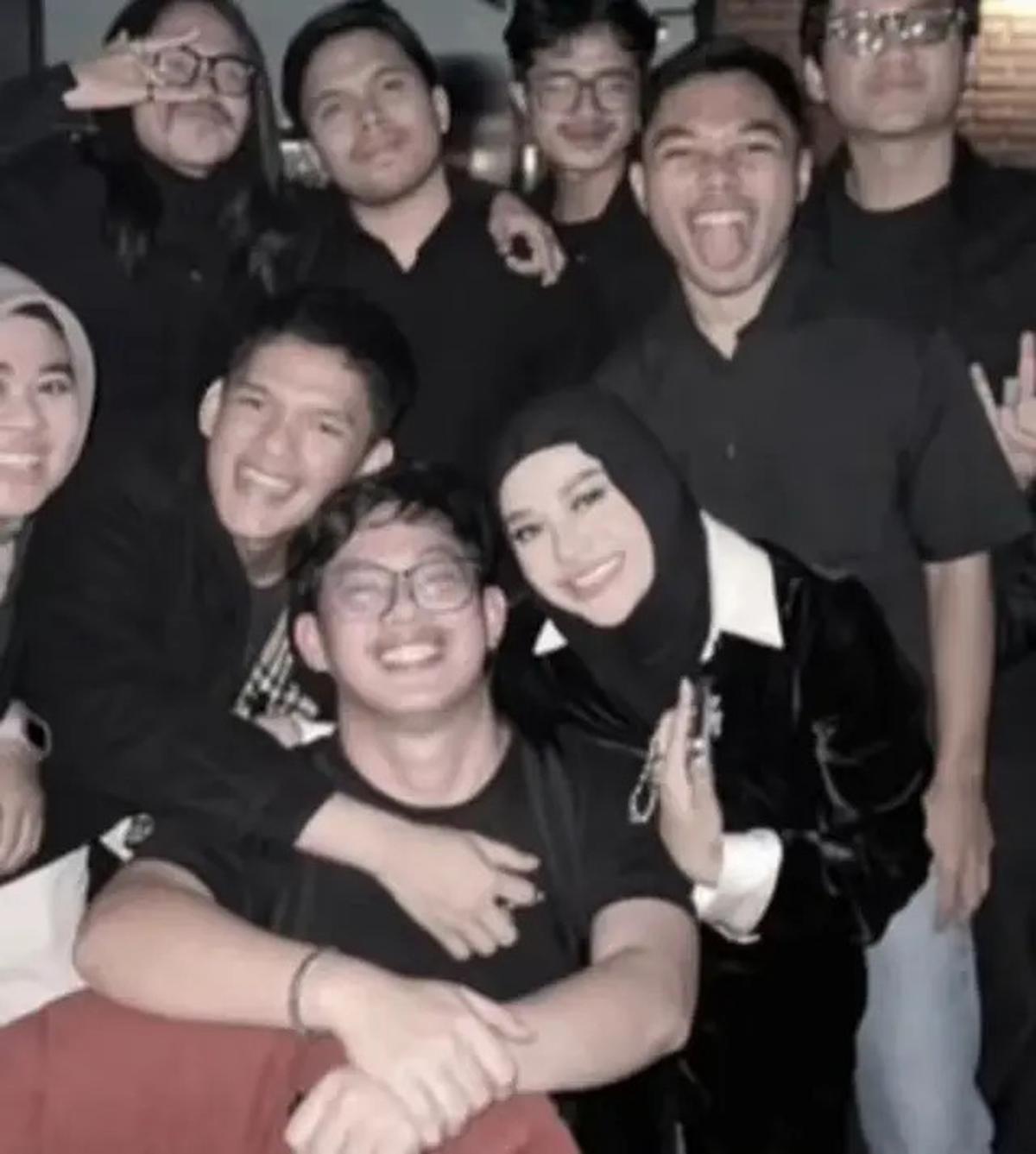 8 Gaya Outfit Serba Hitam Para Publik Figur Hadir saat Kejutan Ulang Tahun Thariq Halilintar, Marsha Aruan, Syifa Hadju, hingga Mahalini