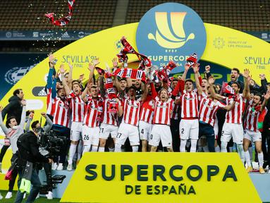 Para pemain Athletic Bilbao melakukan selebrasi usai menjuarai Piala Super Spanyol di Stadion La Cartuja, Minggu (17/1/2021). Athletic Bilbao menang 3-2 atas Barcelona. (AFP/Pablo Garcia)