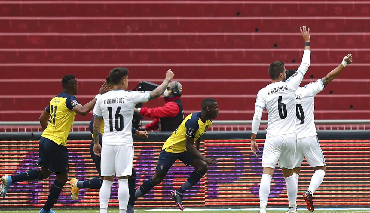 Pemain Ekuador Moises Caicedo (tengah) melakukan selebrasi usai mencetak gol ke gawang Uruguay pada pertandingan kualifikasi Piala Dunia 2022 di Stadion Casa Blanca, Quito, Ekuador, Selasa (13/10/2020). Pertandingan dimenangkan Ekuador dengan skor 4-2. (Jose Jacome/Pool via AP)