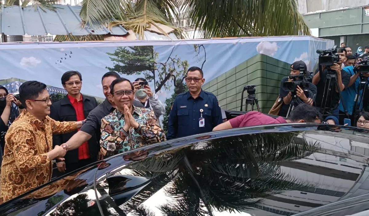 "Mari kita selamatkan Negara Kesatuan Republik Indonesia dari ancaman-ancaman pembusukan yang sekarang sudah mulai menggerogoti terhadap tubuh Negara Kesatuan Republik Indonesia," ucap Mahfud.<br>
